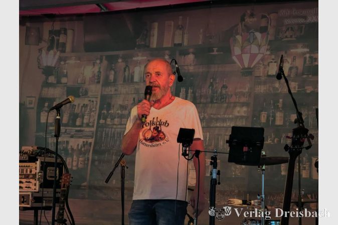 Foto: mpk
Peter Wagner, der 1. Vorsitzende, des Folkclubs, begrüßte das Publikum im Innenhof des Alten Posthofs zum 13. Folk- und Bluesfestival.