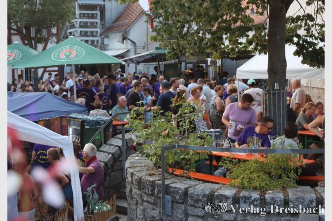 Foto: gus
Am Samstagabend drängten sich die Menschen besonders eng auf dem Kerbplatz am Haus am Weilbach.