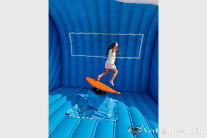 Foto: vdL
Elena (7) aus Kriftel auf dem Surfsimulator.