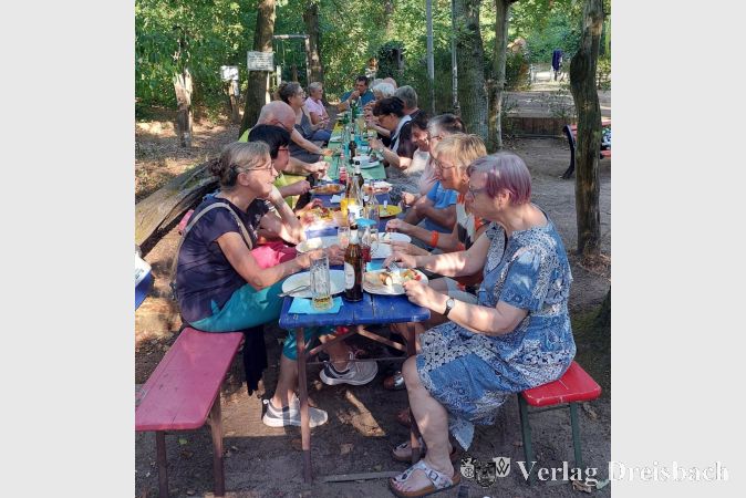 Foto: pm
Im Naturfreundehaus in Rüsselsheim kamen Mitglieder des TSC Blau-Gold-Flörsheim zum Grillfest zusammen.