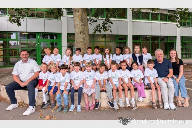 Foto: Gemeinde
Die Klasse 1a der Lindenschule präsentiert stolz ihre neuen T-Shirts. Links Bürgermeister Christian Seitz, rechts Schulleiter Steffen Nagel und Klassenlehrerin Melina Brand.