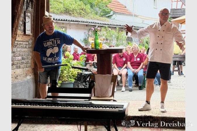 Foto: pm
Das Duo Hotte und Pit setzte mit seinem Vortrag einen anderes Element neben den Chorauftritten.