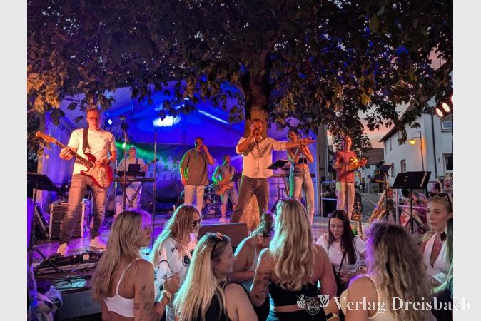 Foto: nab
.Die Flörsheimer Band „Don’t Stop“ sorgte am Samstagabend für beste Stimmung und wurde bei Hits wie „Skandal im Sperrbezirk“ mit dem bekannten „Rosi“-Refrain lautstark vom Publikum unterstützt.