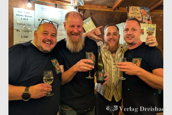 Foto: nab
Beste Stimmung auch an den Ständen: David Bursik (2. von links) vom Weinbau Bursik mit seinem Team beim Wickerer Weinfest.