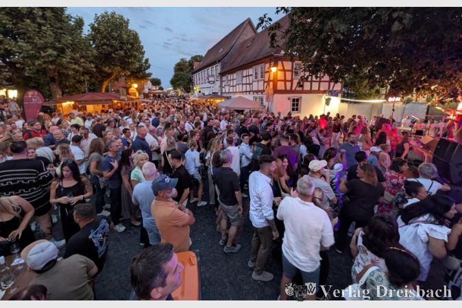 Foto: nab
Dichtes Gedränge vor der Bühne: Am Samstagabend füllten Tausende Besucher die Straßen des historischen Wickerer Ortskerns.