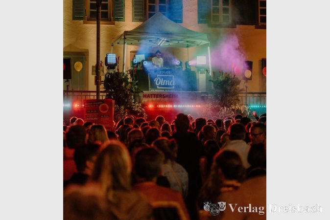Foto: Clarissa Reich Photography 
"DJ Olma" am Mischpult heizt wieder den feierwilligen Menschen ein.