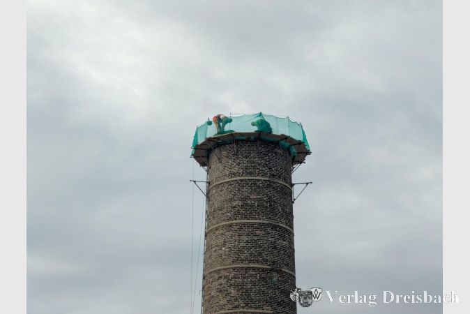 Foto: mpk
Auch am Dienstagmorgen waren wieder Arbeiter in (nicht mehr ganz so) luftiger Höhe am Schornstein tätig.