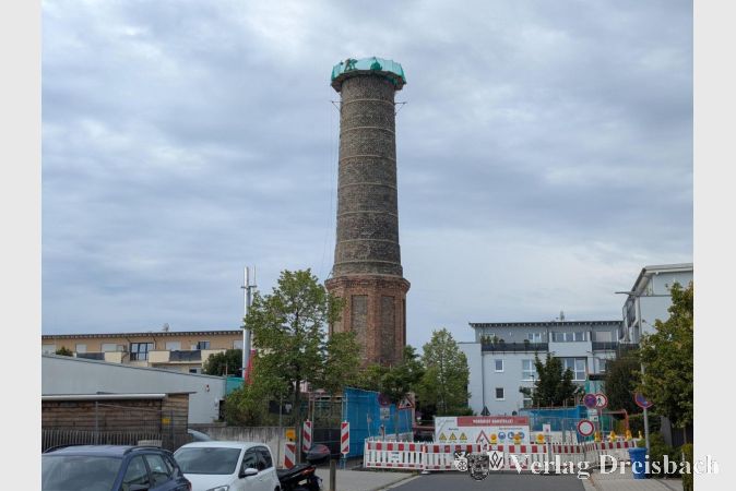 Foto: mpk
Über die letzten Wochen hinweg konnte man gut beobachten, dass er Schornstein der ehemaligen Sarotti-Fabrik laufend kleiner wurde.