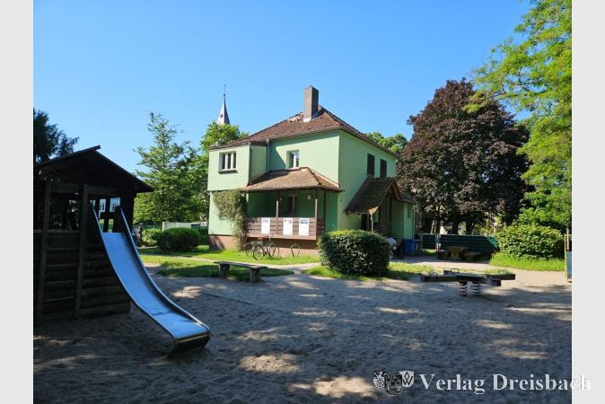 Foto: Grünes Haus Hattersheim
Das Grüne Haus im Hattersheimer Stadtpark: Seit 50 Jahren treffen sich hier Eltern mit ihren Kindern, um gemeinsam Zeit zu verbringen, sich gegenseitig zu unterstützen und Erfahrungen auszutauschen.
