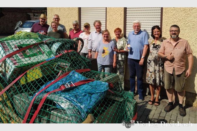 Foto: gus
Rosi Reinelt (MItte) stellte mit Hilfe von Freunden eine großes Spendenpaket für den Verein "Frankfurt for Ukraine" zusammen und verlud sie zum Abtransport. Gespendet wurden Arbeitsmaterialien aus der Werkstatt ihres verstorbenen Mannes Thomas Reinelt.