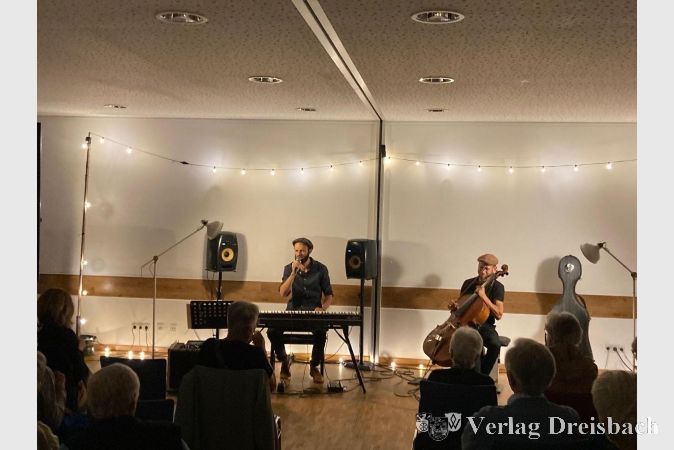 Foto: Stadt Hattersheim
Das Duo „Hübner & Schönfelder" verlegte seinen Auftritt kurzerhand in den Südringtreff.