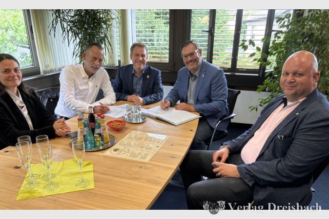 Foto: Gemeinde
Vertragsunterzeichnung im Rat- und Bürgerhaus. V.r.n.l.: Fachbereichsleiter Michael Neuberger, Bürgermeister Christian Seitz, der Erste Beigeordnete Martin Mohr, Gastronom Oliver Schwabe und seine Lebensgefährtin, Kriminalhauptkommissarin Nina Cantarero Díaz.