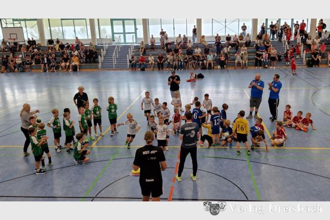 Foto: Katja Schwarzer
Spaß am Spiel auf der "Platte" und bei den Fans auf der Tribüne: Das Vorbereitungsturnier der HoWi-Handballjugend war ein voller Erfolg.