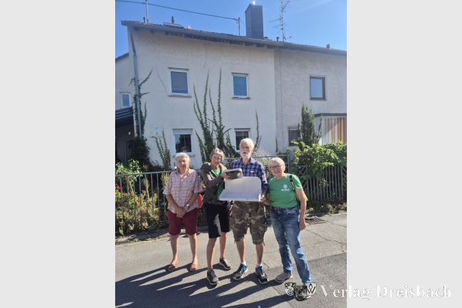 Foto: privat
Monika Eddison-Wild, Christine Dörr, Bernd Zürn und Dr. Vera Franssen (von links) mit einem Einzelnistkasten und Kotbrett in Eddersheim vor dem Haus Wiesenweg 9. Unter der Dachtraufe befinden sich fünf Doppelnester.