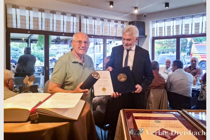 Foto: M. Jürgens-Schumacher
Ehrenstadtrat Bernd Caspari (links) bekam von Bürgermeister Miklós Szabó eine Ehrenurkunde der ungarischen Partnerstadt verliehen.