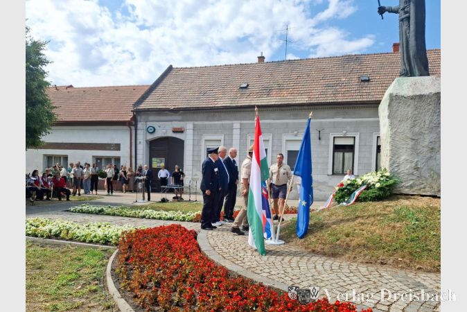 Foto: M. Jürgens-Schumacher
V.l.n.r.: Ehrenstadtrat Bernd Caspari, Bürgermeister Klaus Schindlung und AK-Vorsitzender Manfred Göttlicher bei der Kranzniederlegung an der Statue des Heiligen St. Stephan.