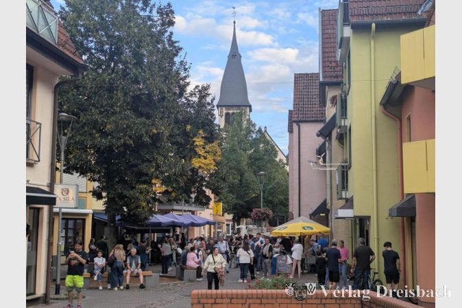 Foto: mpk
Auch das direkte Umfeld des Marktplatzes war während der Eröffungsparty am Samstag gut belebt, und viele lokale Anbieter kümmerten sich um die Besucherinnen und Besucher, so dass niemand hungrig oder durstig blieb.