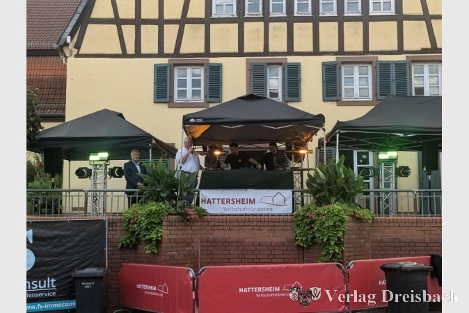 Foto: mpk
Bürgermeister Klaus Schindling eröffnete neben dem DJ-Pult stehend am Samstagabend die große Marktplatzparty.