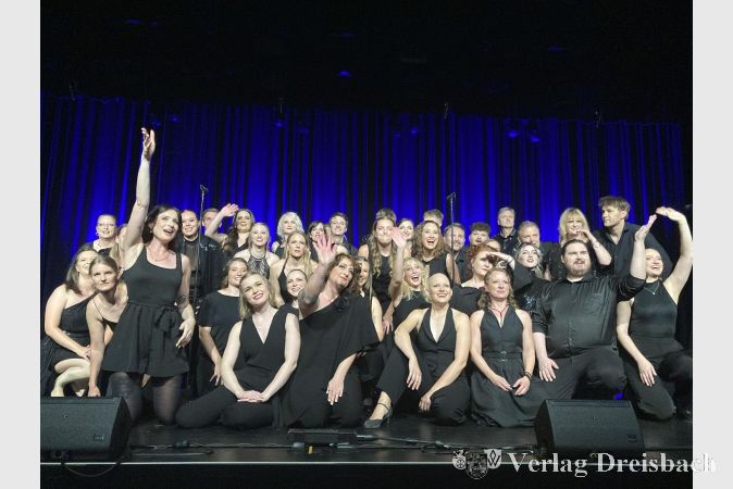 Foto: hl
Der Musicalchor MuTo Voices auf der Bühne in Hattersheim.