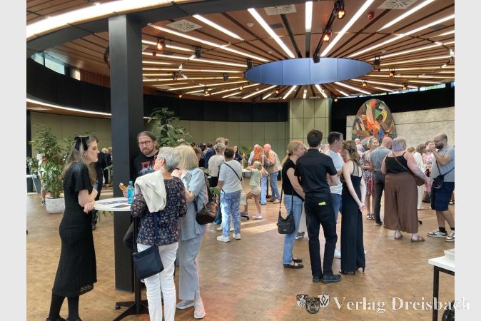 Foto: hl
Sänger, Sängerinnen und Publikum genossen gemeinsam die Pause im Foyer der Stadthalle Hattersheim.