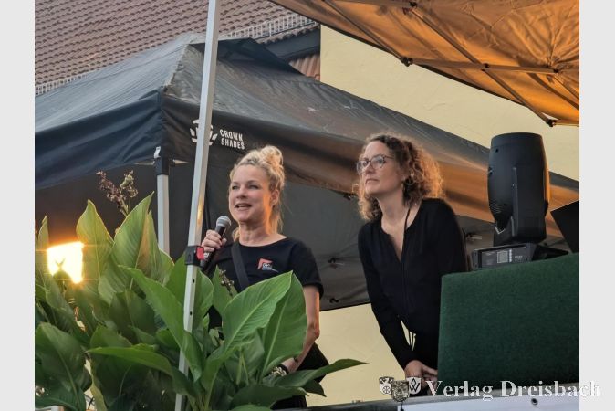 Foto: mpk
Nadja Tepe (links) und Svenja Keil vom Gewerbeverein Hattersheim am Main e.V. begrüßten ebenfalls alle Gäste am Samstagabend und rührten die Werbetrommel für die weiteren Veranstaltungen der diesjährigen "Heimat Shoppen"-Aktion in Hattersheim.