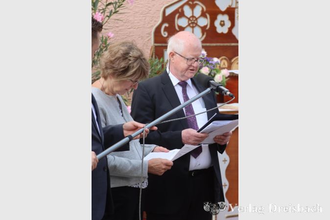 Foto: gus
Die evangelische Kirchengemeinde war an der ersten Altarstation am Pestkreuz aktiv. Anne Sommermann und Günter Battenfeld fanden das Thema des Verlobten Tages angesichts der Baufälligkeit ihrer Kirche sehr passend.