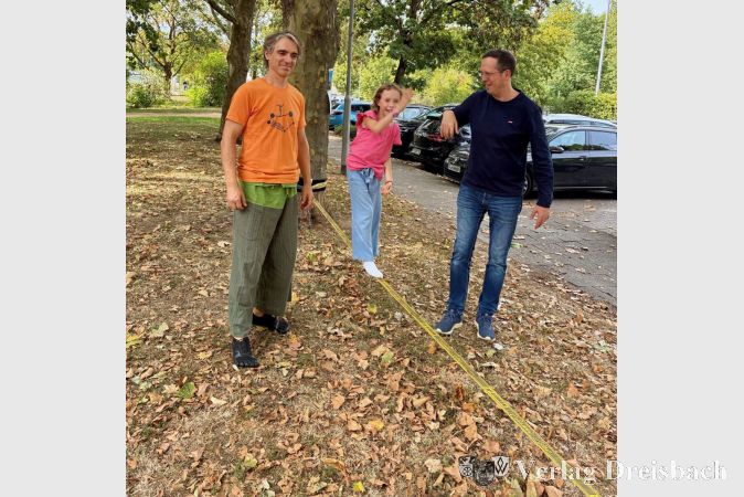 Foto: vdL
Sascha Nowak vom Slackline-Verein mit Juliane und Vater André.