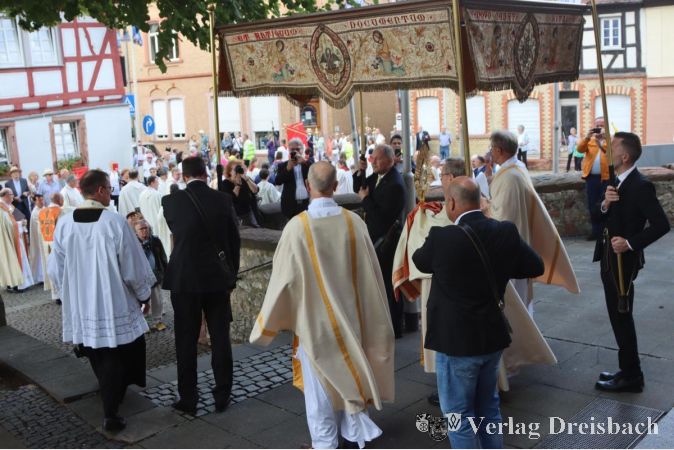Foto: gus
Los geht es mit der Prozession unter dem Baldachin, wenn dieser zum Ende des Gottesdienstes aus der Kirche herausgetragen wird.