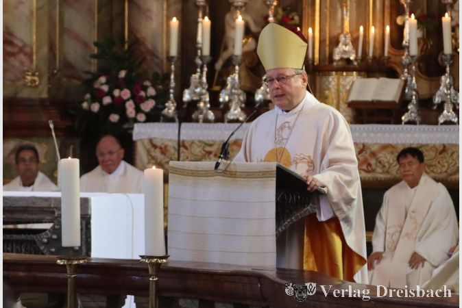 Foto: gus
Bischof Georg Bätzing, derzeit auf Visitation im Taunusgebiet und in dieser Woche bei St. Teresa am Main, hielt beim Gottesdient in St. Gallus die Predigt.