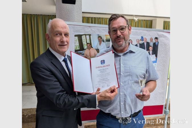 Foto: Gemeinde
Harald Semler vom Hessischen Städte- und Gemeindebund (links) überreichte Bürgermeister Christian Seitz eine Ehrenurkunde.