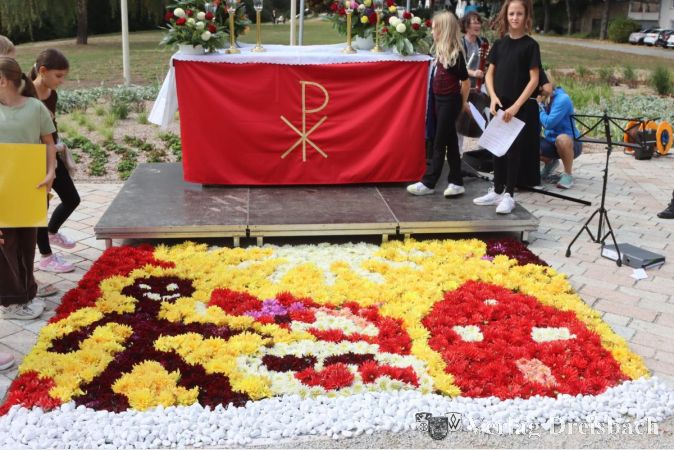 Foto: gus
Der traditionelle Blumenteppich am vierten Altar am Mainufer setzte den Inhalt der Erzählung um.