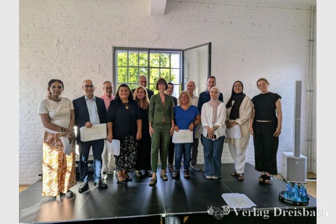 Foto: mpk
Minsterin Heike Hofmann (Mitte) mit den an diesem Tage geehrten Integrationslotsinnen und -lotsen.
