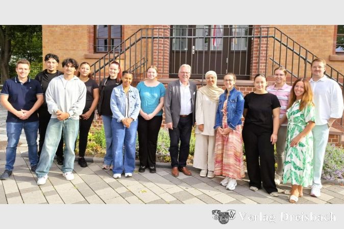 Foto: pm
Bürgermeister Dr. Bernd Blisch empfing die neuen Auszubildenden der Stadt Flörsheim am Main im Rathaus. Ebenso begrüßten Benjamin Kühnreich (Leiter des Amtes für Kinder, Jugend und Familien), Dorothée Haasis-Mai und Fabian Bürger (Pädagogische Fachberatungen) sowie Lena Hauzel (JAV) die jungen Mitarbeiterinnen und Mitarbeiter.
