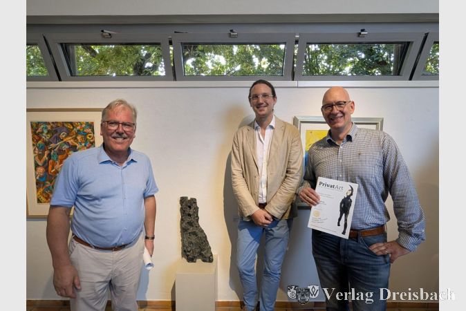Foto: nab
Bürgermeister Bernd Blisch, Kulturamtsleiter Christopher Naumann sowie der Präsident des Rotary Clubs Hochheim-Flörsheim Oberer Rheingau, Thomas Kraemer, bei der Eröffnung der Ausstellung „PrivatArt – Kunst, die man sonst nicht sieht“ im Kunstforum Mainturm.