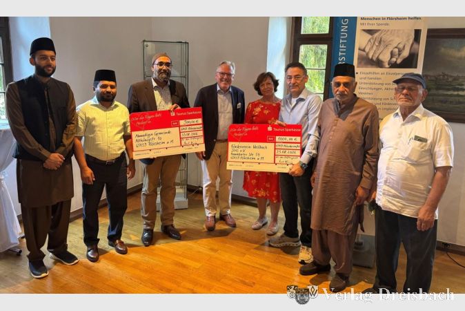 Foto: Stadt
Den Ehrenamtspreis der Flörsheimer Bürgerstiftung durften in diesem Jahr die Vertreterinnen und Vertreter von zwei verschiedenen Preisträgern entgegennehmen: vom Förderverein Weilbach 2012 e.V. sowie von der Ahmadiyya Muslim Gemeinde.