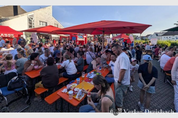 Foto: nab
Das Feuerwehrhaus Wicker wurde bei sommerlichem Temperaturen zum Treffpunkt für viele Familien und Interessierte.