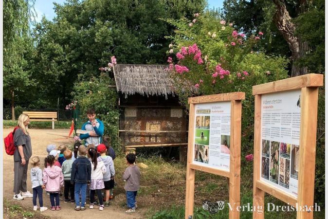 Foto: Stadt Hattersheim
Kinder der Kita Kleine Feldstraße durften den neugestalteten Naturgarten erkunden..