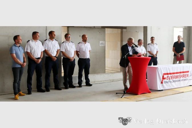 Foto: gus
Bürgermeister Bernd Blisch (am Pult), Ortsvorsteher Dirk Graafen (l.) und der Projektleiter im Rathaus, Christoph Häusler, sprachen für die Verwaltungsseite.