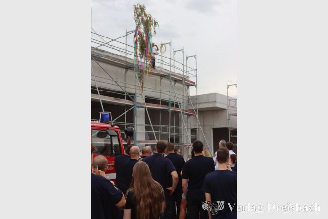 Foto: gus
Mit dem Richtspruch sollte der planmäßige Ausbau der neuen Feuerwehrwache gesichert sein.