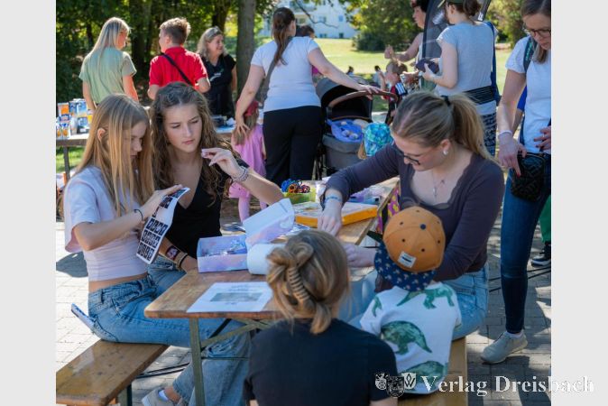 Foto: CK
Schülerinnen und Schüler der WGS boten am Sonntag "Glitzer-Tattoos und mehr" an.
