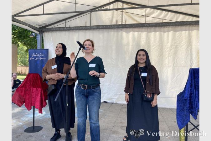 Foto: hl
Das Team des Stadtteilbüros (von links Rabia Malik, Christine Pfaff und Alema Amiri-Samadi) begrüßte die Gäste.