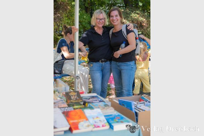 Foto: CK
Gemeindebücherei-Leiterin Eva Momma (links) beim Bücherflohmarkt am vergangenen Sonntag.