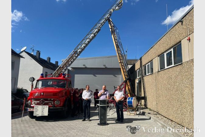 Foto: Stadt Hattersheim am Main
Bürgermeister Klaus Schindling (Mitte) und Stadtbrandinspektor David Tisold (rechts) bei der offiziellen Übergabe der neuen Stahlbauhalle.
