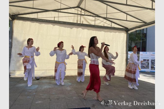 Foto: hl
Die Ukrainische Tanzgruppe mit Kristina Echo (mit Mikrofon).