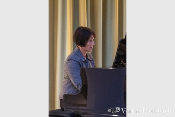Foto: Sander
Regina Burkert, Musiklehrerin der Musikschule Kriftel, am Flügel im Rathausfoyer.