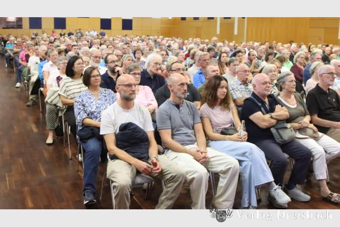 Foto: gus
Es ist nahezu unmöglich, die Stadthalle mit öffentlichen Veranstaltungen zu kommunalen Themen zu füllen. Beim Thema Fluglärm, kann man aus den voll besetzten Stuhlreihen vergangene Woche ablesen, ist das noch immer anders.