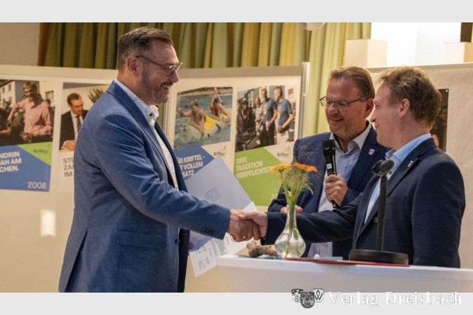 Foto: Sander
Bürgermeister Seitz (links) nahm die Glückwünsche vom Vorsitzenden der Gemeindevertretung Alexander Feist (Mitte) und dem Ersten Beigeordneten Martin Mohr (rechts) entgegen.