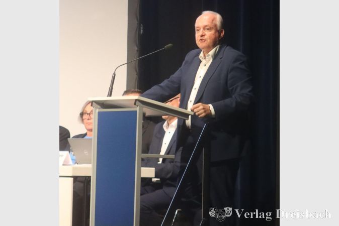 Foto: gus
Stadtverordnetenvorsteher Michael Kröhle führte in die Veranstaltung ein und versäumte es dabei nicht, die Hauptkritikpunkte an dem geplanten neuen Betriebskonzept aus Flörsheimer Sicht darzustellen.