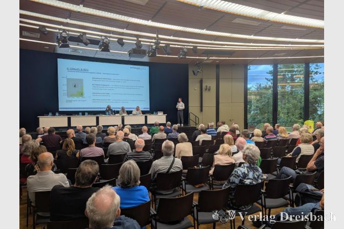 Foto: mpk
Rappelvoll war die Stadthalle am vergangenen Donnerstagabend zwar nicht, aber es interessierten sich doch zahlreiche Bürgerinnen und Bürger für das Thema Kommunale Wärmeplanung.