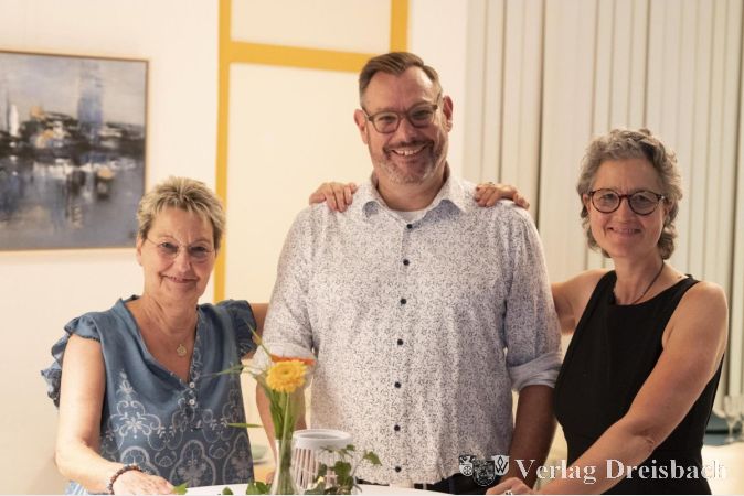 Foto: Sander
Der Jubilar zwischen zwei Assistentinnen aus seinem Vorzimmer: Anke Heerda (links) ging vor vier Jahren in den wohlverdienten Ruhestand, seitdem unterstützt Nachfolgerin Susanne Vogt (rechts) den Rathauschef.